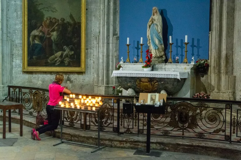 Generazione Maria: Perché i Giovani Italiani Riscopronola Devozione Mariana in un'Epoca di Crisi