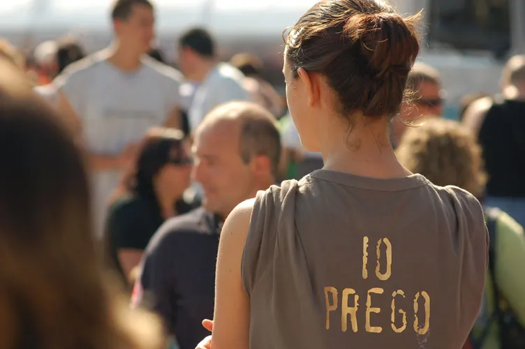 Il Rosario come Ancora di Salvezza: Trasformare la Famiglia Attraverso la Preghiera Mariana
